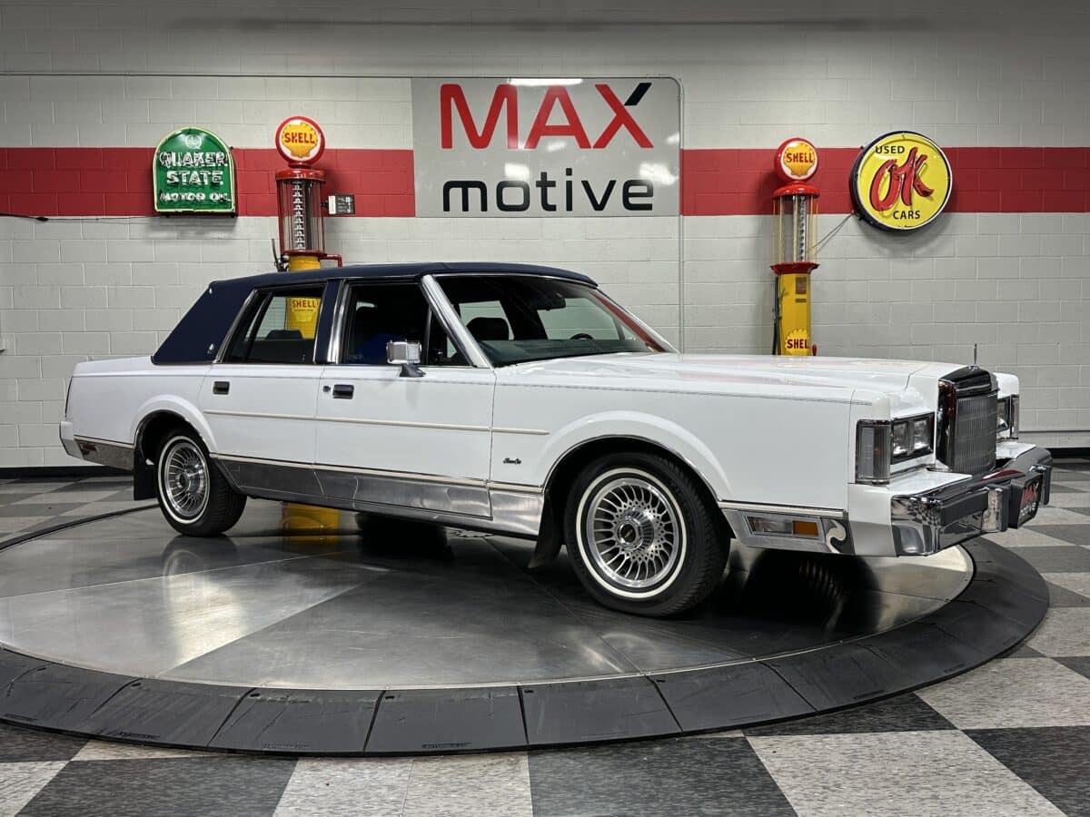 1988 Lincoln Town Car Sedan - V1711