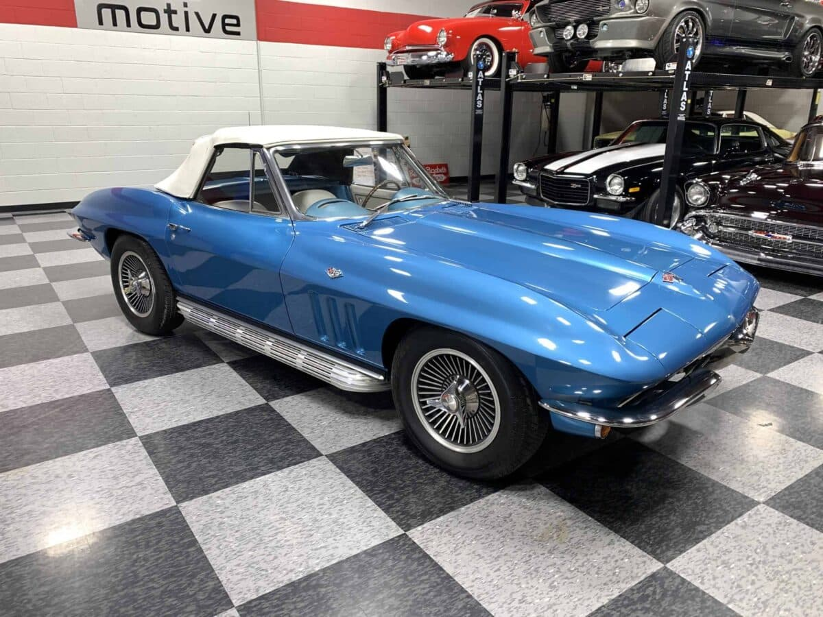 1965 Chevrolet Corvette Convertible - v0497