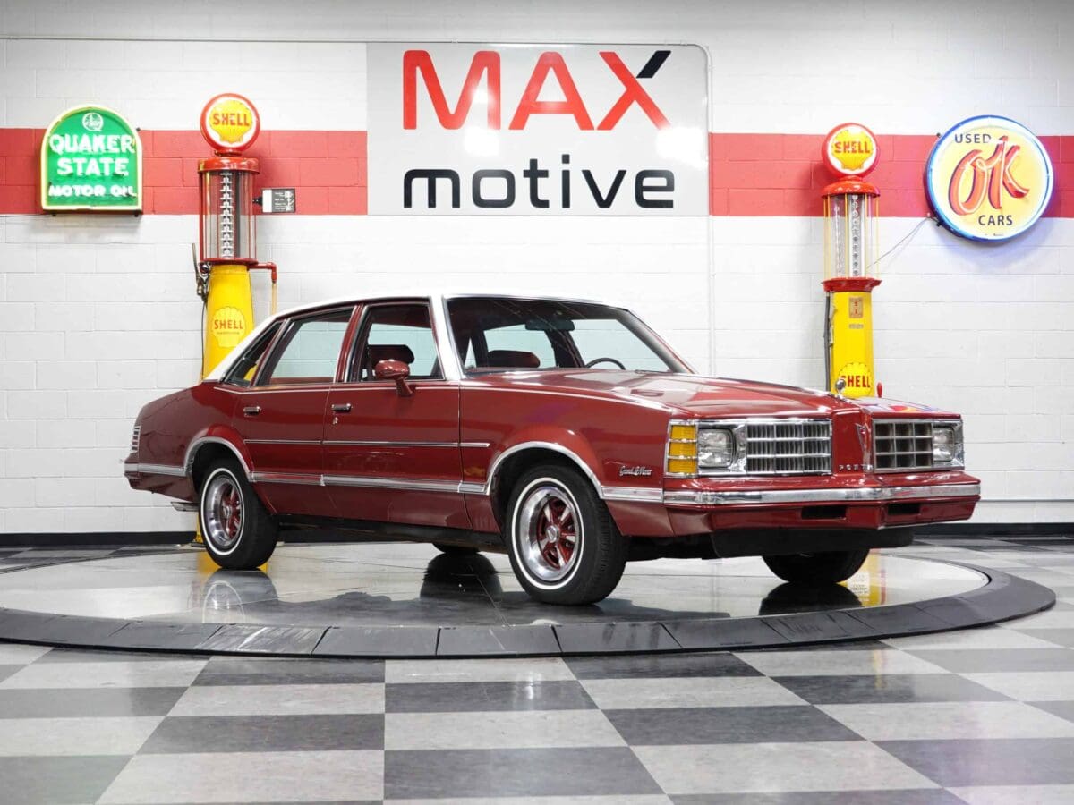 1978 Pontiac Grand LeMans Sedan - V1028
