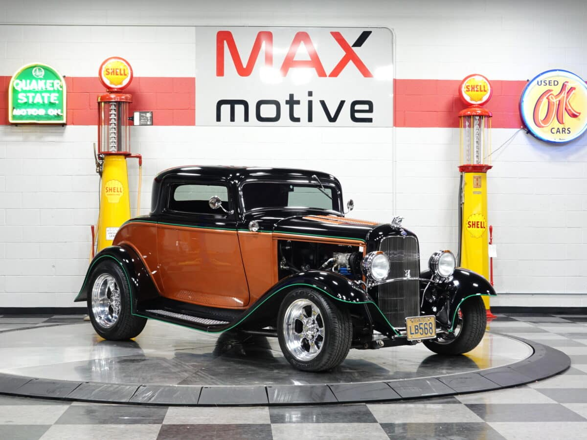 1932 Ford Three Window Coupe - V1145