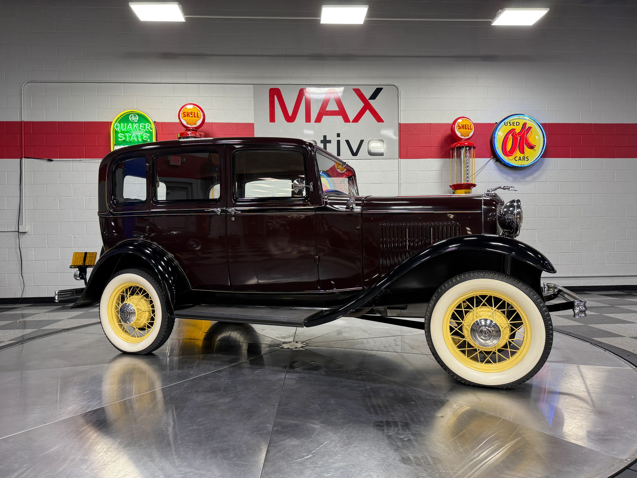 1932 Ford Model 18 Tudor