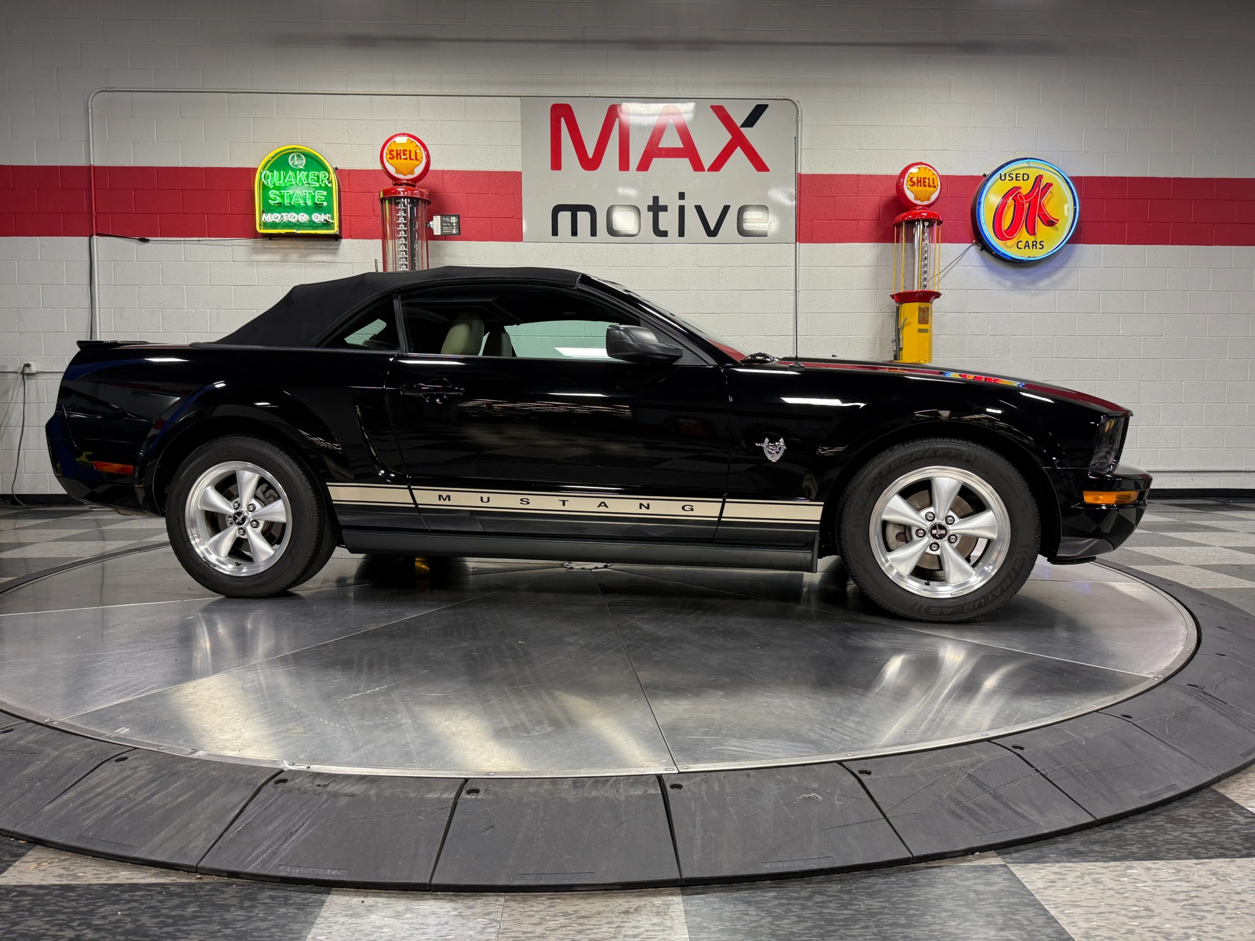 2009 Ford Mustang Deluxe Convertible 2D